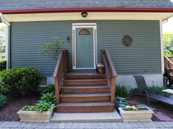 24 Pershing Rd Unit 24, Needham Heights, MA 02494