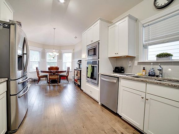 4th image of 326 Colonnades Dr