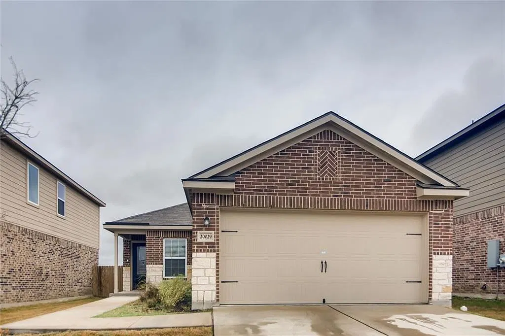 3 bed, 2.0 bath, 1352 sqft, $1,750 — Photo 1
