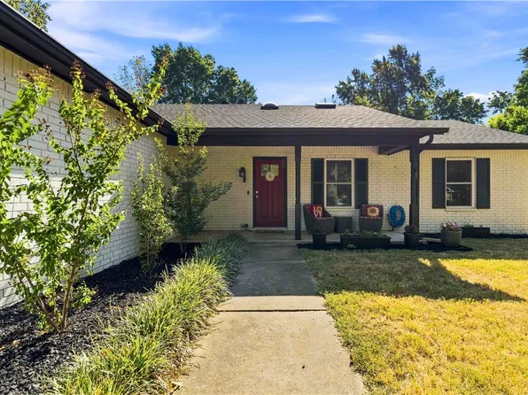 308 E Village Dr, Fayetteville, AR 72703