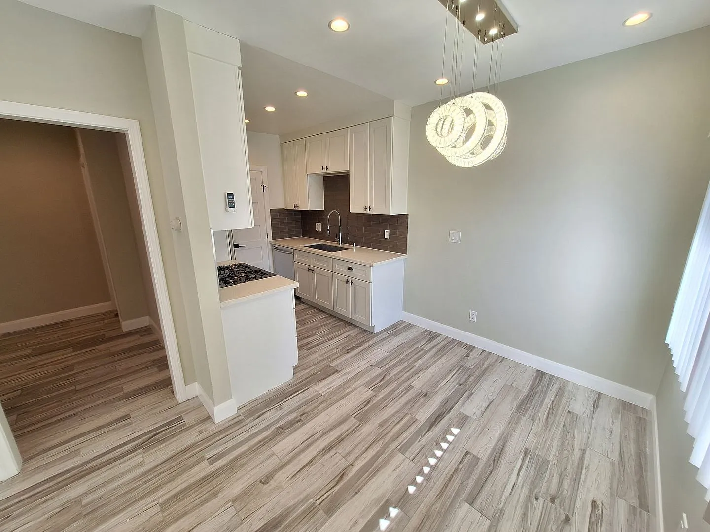 1 bed, 1.0 bath, 650 sqft, $2,310 — Photo 3