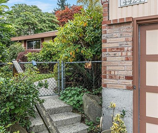 3rd image of 4424 211th St SW