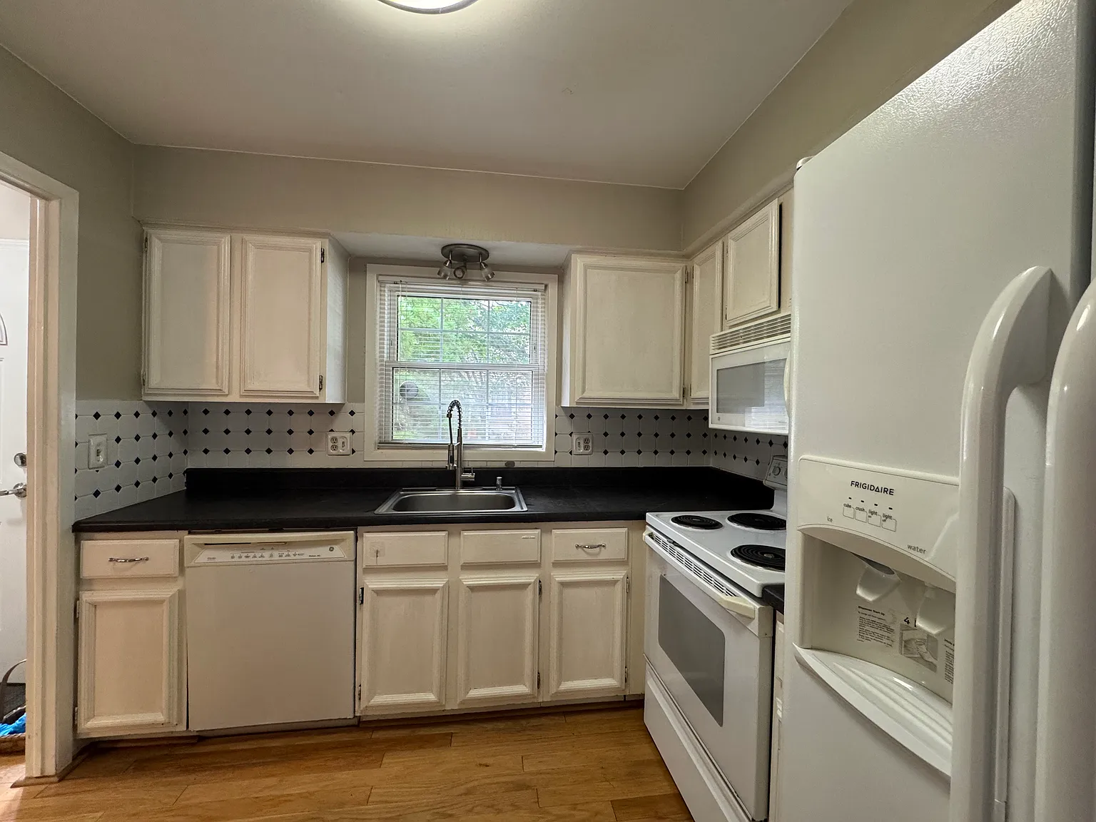 2 bed, 1.5 bath, 1167 sqft, $1,800 — Photo 4