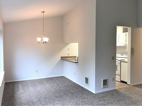 4th image of 515 S 152nd St APT 132