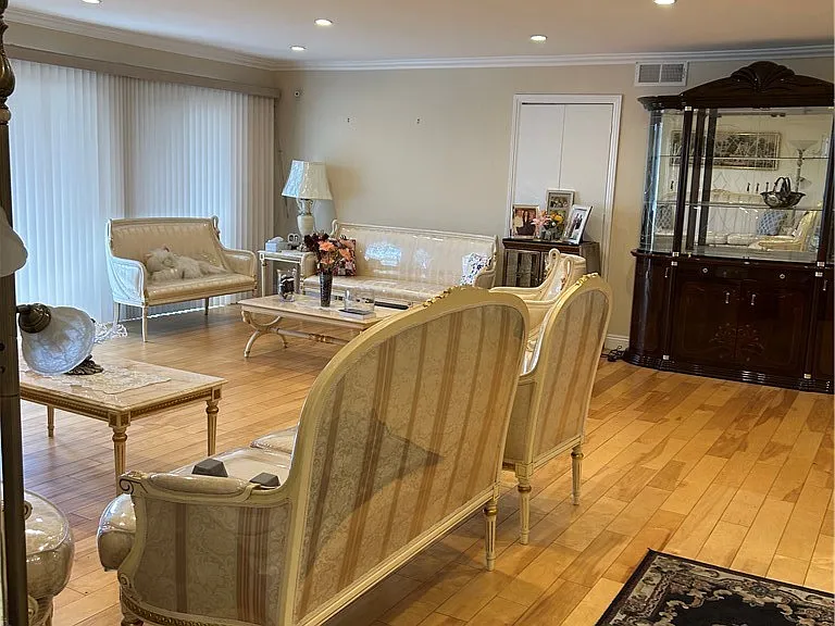 5315 Yarmouth Ave — Photo 2
