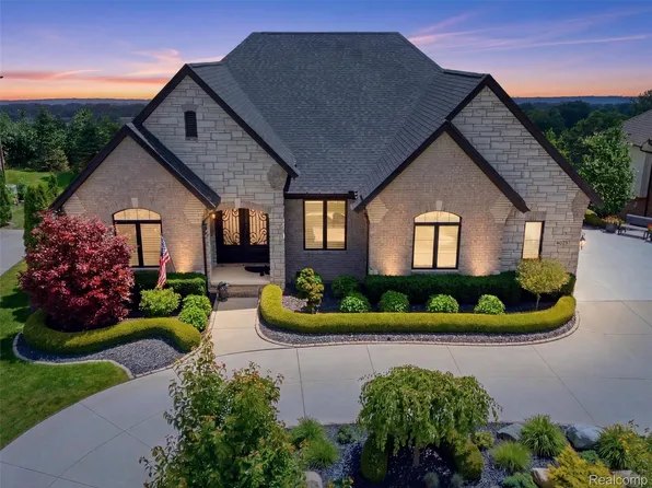 60778 Forest Creek Dr, Washington, MI 48094