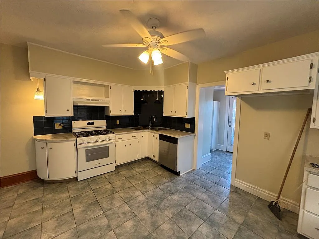 3 bed, 1.0 bath, 1896 sqft, $2,250 — Photo 2