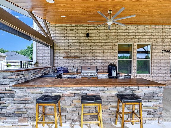 2nd image of 4071 Thames Cir