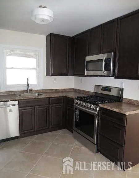 6 Flower Rd — Photo 2