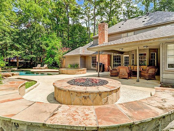 3rd image of 2211 Lake Gardens Dr