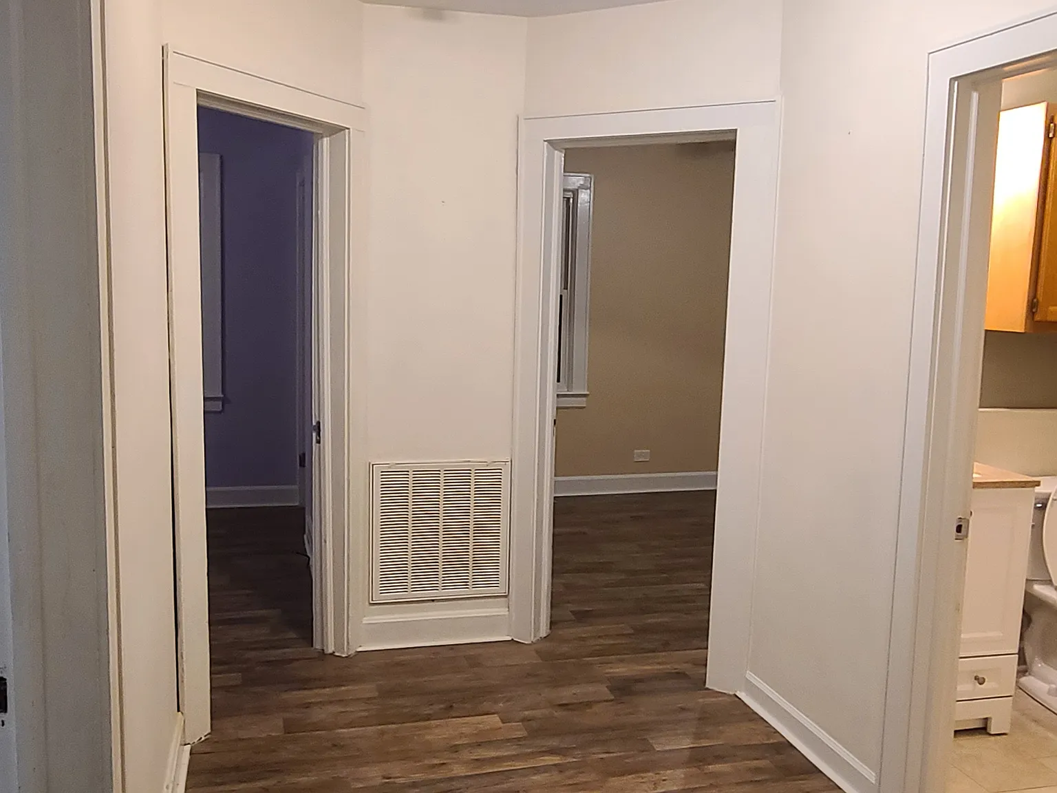 3 bed, 806 sqft, $1,200 — Photo 3