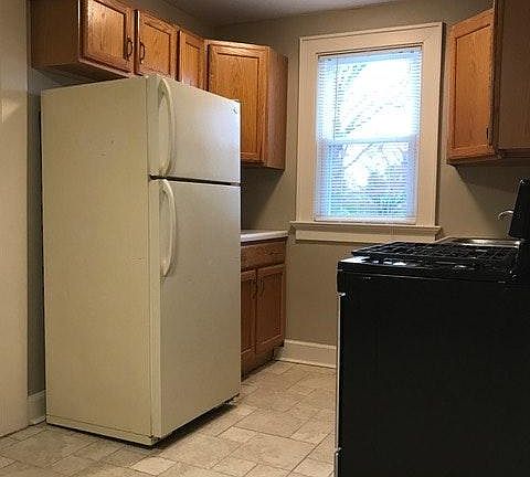 Kitchen located in front of building