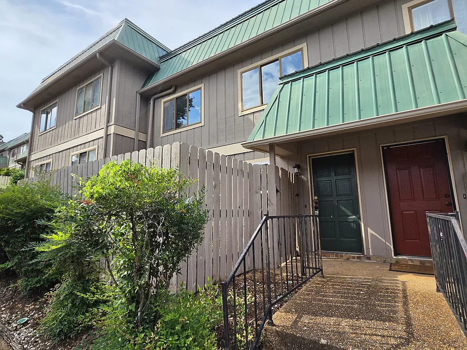 2225 Golf Rd SW