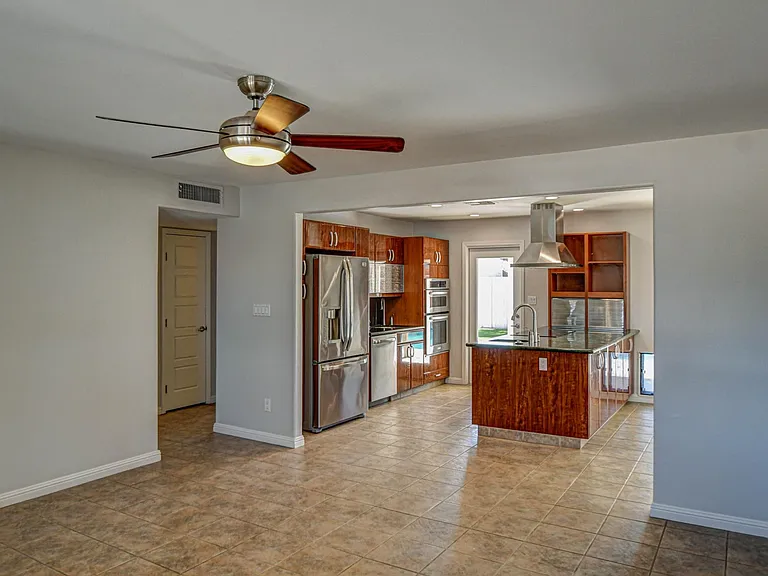 1039 E Geneva Dr — Photo 6