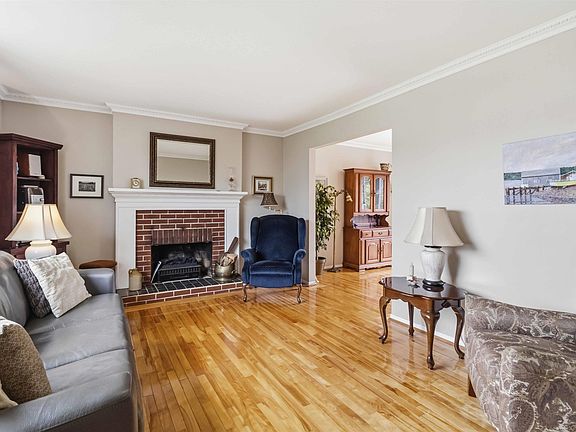 4th image of 12 Briarlynn Cres