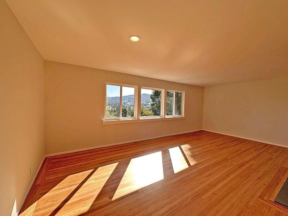 5th image of 3066 Stephen Dr