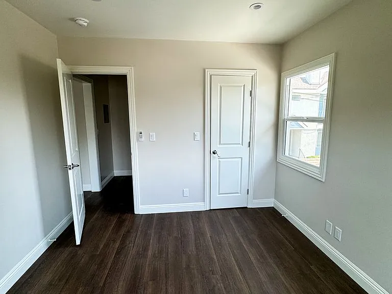 32 N Marengo Ave — Photo 19