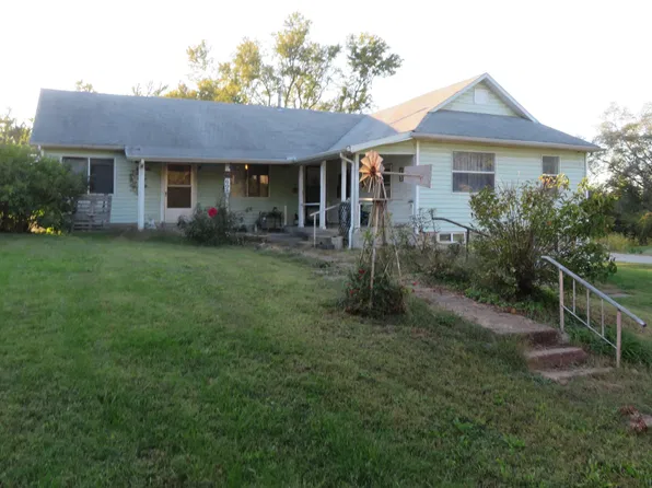 802 Union St, Oskaloosa, KS 66066