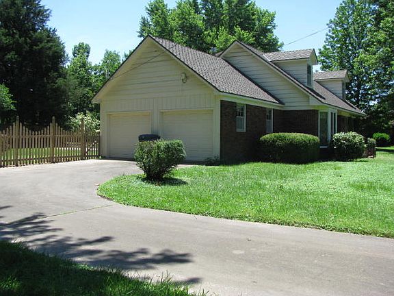 3rd image of 915 S Rosewood Dr