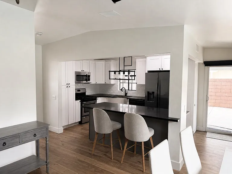 524 E Navilla Pl — Photo 2
