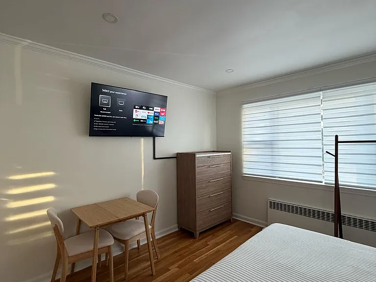 1525 Pelham Pkwy N #3 — Photo 2