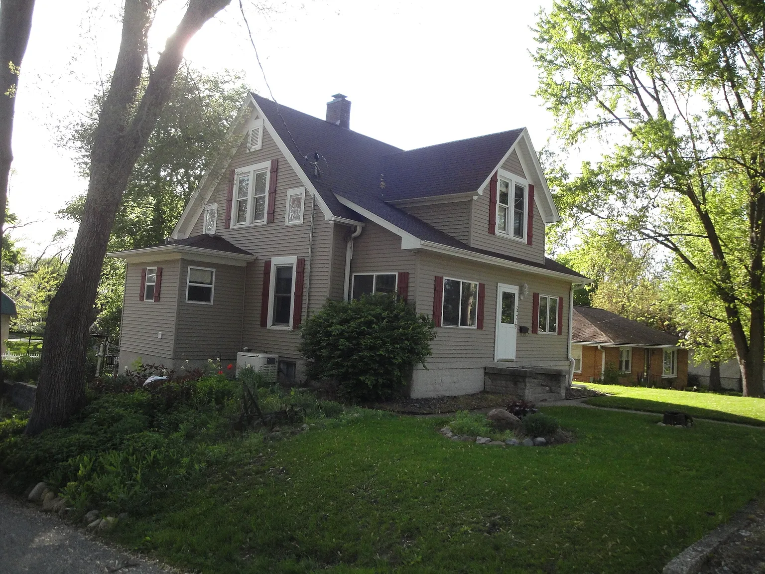 208 S Washington St photo 1