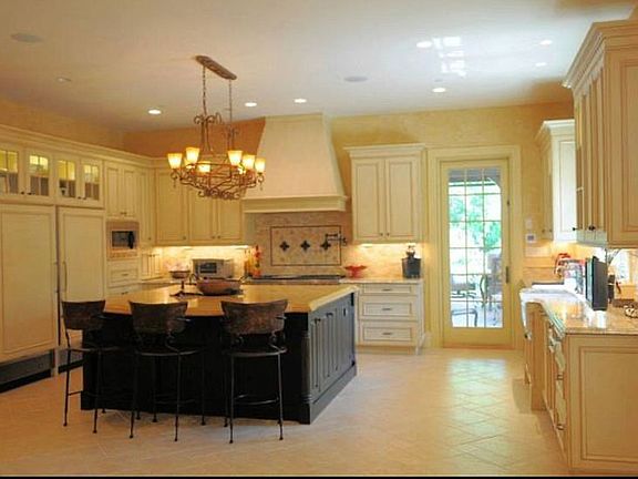 3rd image of 10720 Boswell Ln
