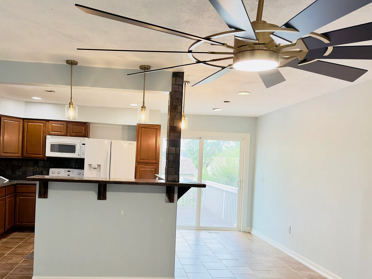 3 bed, 954 sqft, $1,650 — Photo 3