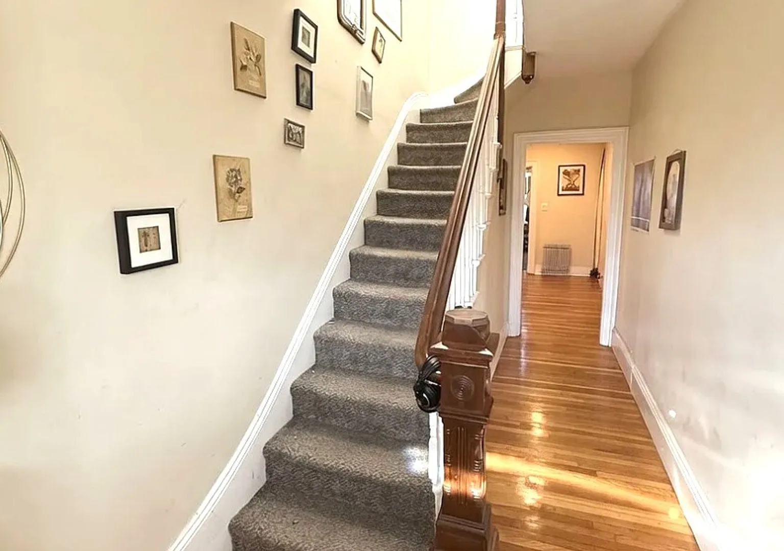 No Fee Single Family House with 5 Parking Spaces Included! Laundry in Unit! — Photo 2