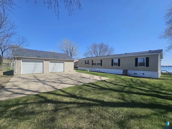 3441 N Shore Dr, Wentworth, SD 57075