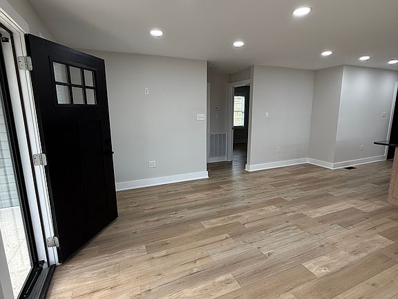 4th image of 4426 Westover Dr