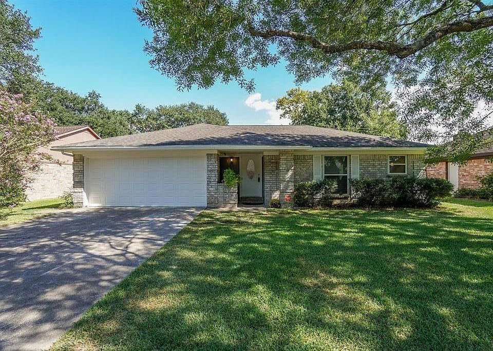 Inviting front view of up your new all-brick one-story home in desirable Cimarron subdivision.