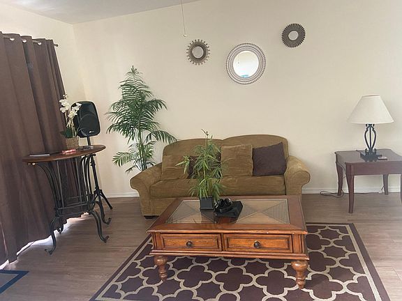 4th image of 933 Emerald Green Ct