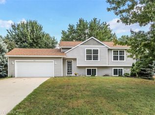 9412 White Pine St, Zeeland, MI 49464