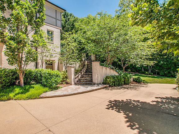 Side view at back driveway