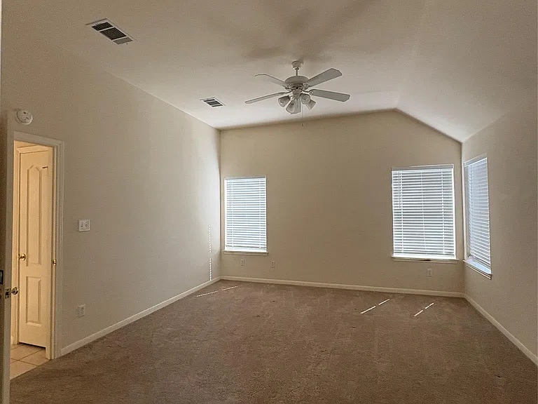 207 Kettleman Ln N — Photo 15