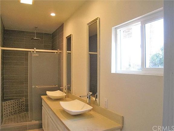 4th image of 674 W 30th St