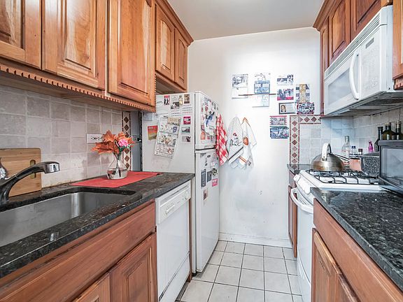 3rd image of 415 E 85th St APT 1D