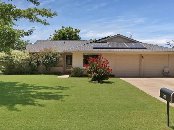 1212 John Reagan St, Benbrook, TX 76126