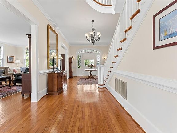4th image of 609 Bridge St