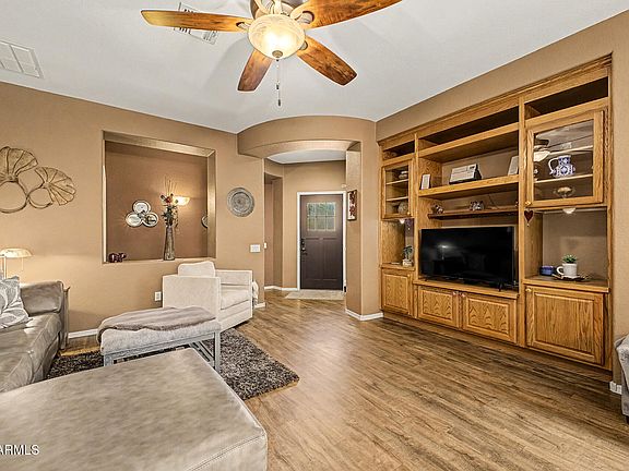4th image of 923 E Waterview Place
