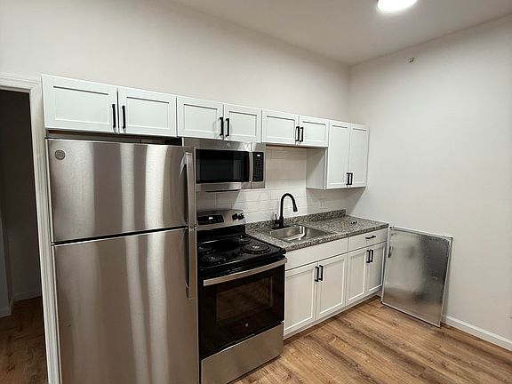 5th image of 82 Oakwood Ave #102