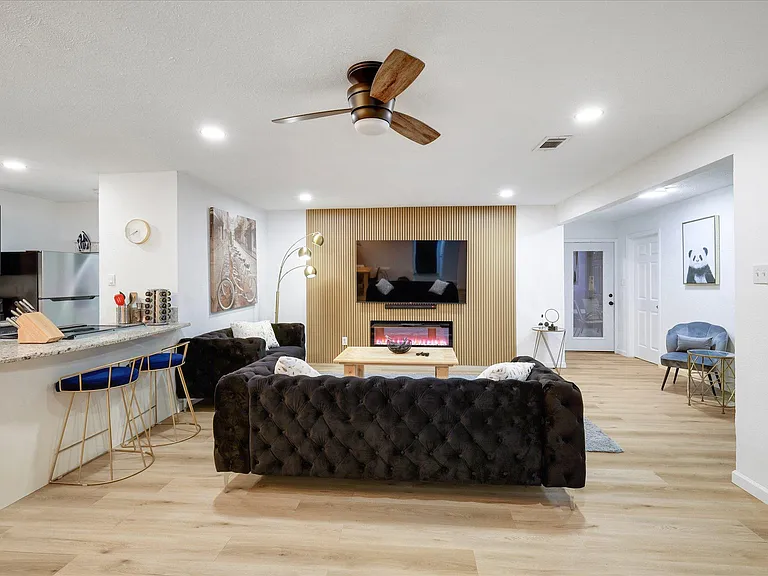 8005 Woodhue Rd — Photo 4