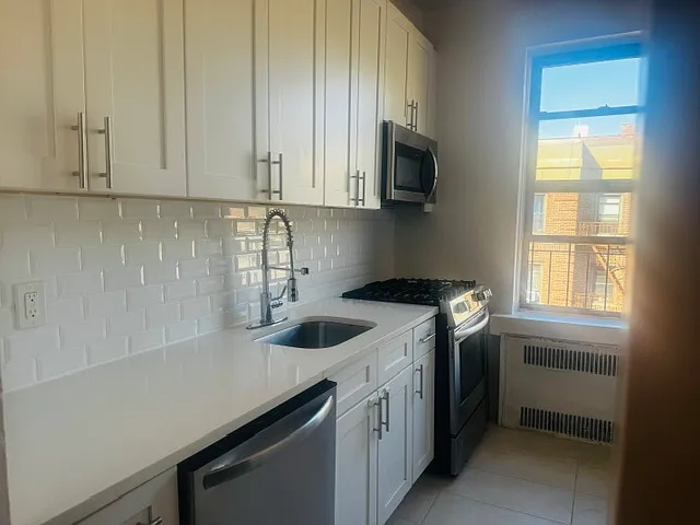 3240 Henry Hudson Parkway East — Photo 4