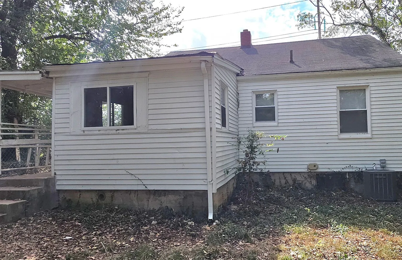 2 Bedroom 1 Bath Bungalow $895! Central Heat & Air! Cute! — Photo 1