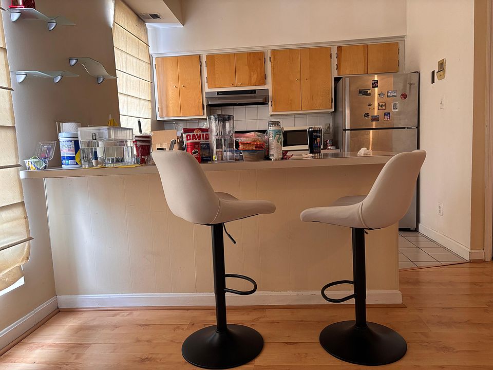 2nd image of 1822 Vernon St NW APT 204