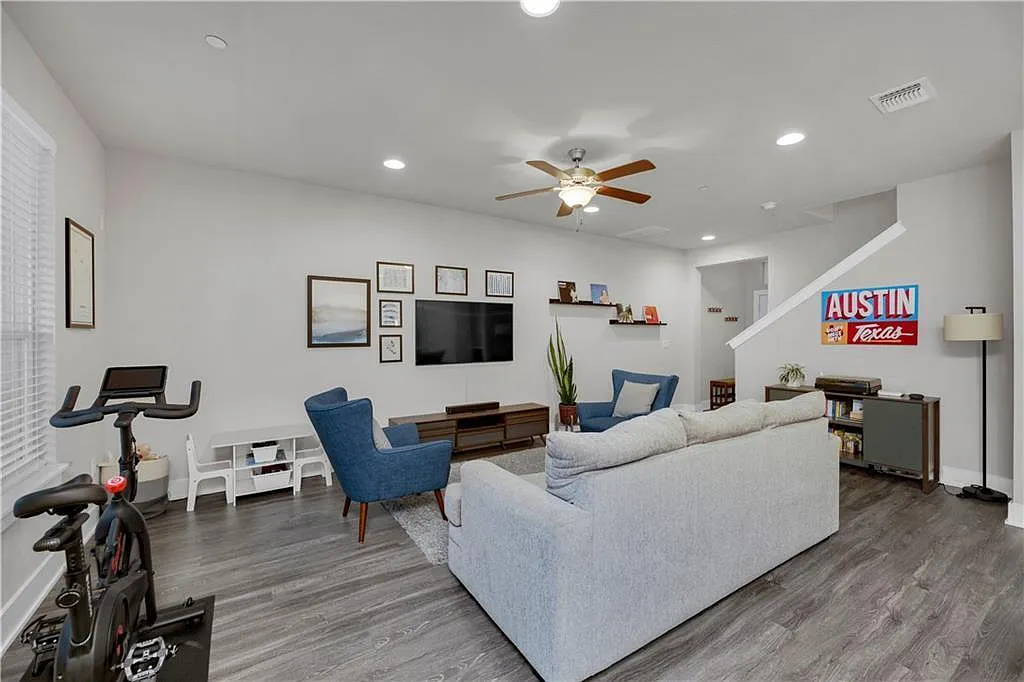 3 bed, 2.5 bath, 1628 sqft, $2,200 — Photo 4
