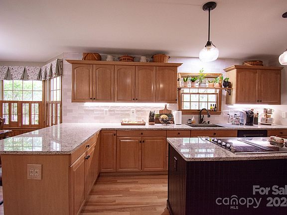 5th image of 120 Rockwood Dr
