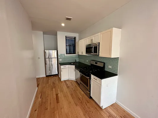 Rented by Max Apt LLC | media 43