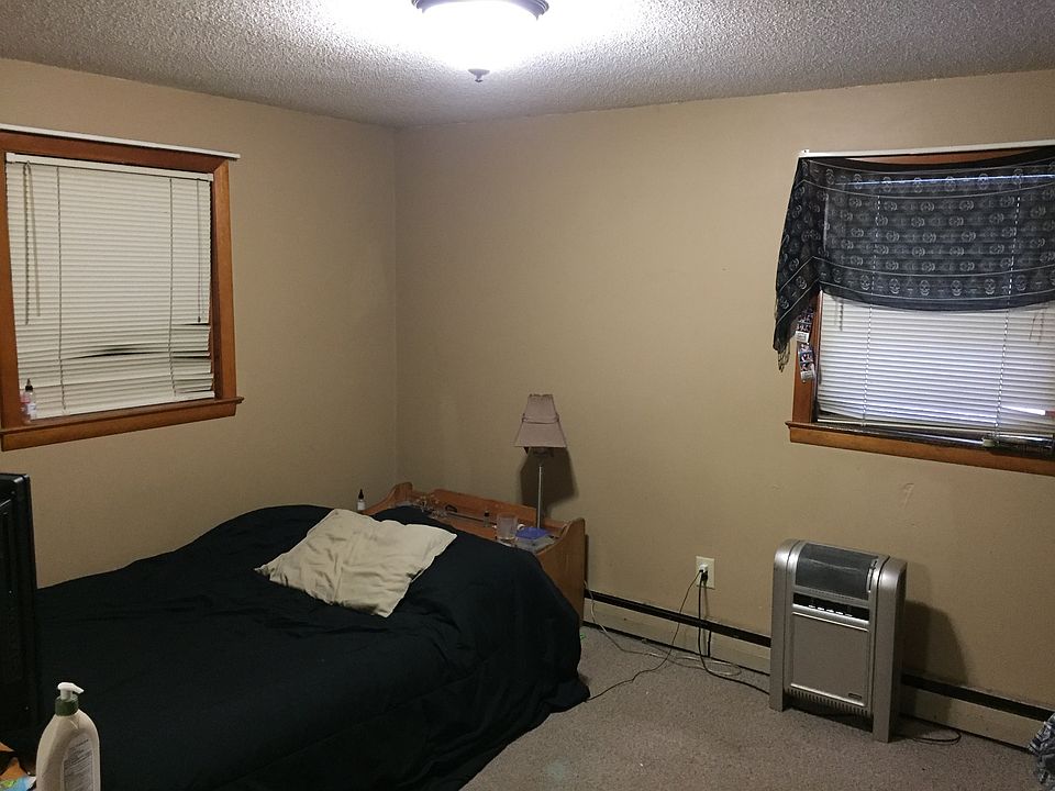Bedroom with 2 closets